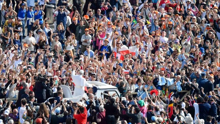 Piazza San Pietro tra colori e canti accoglie Leone XIV
