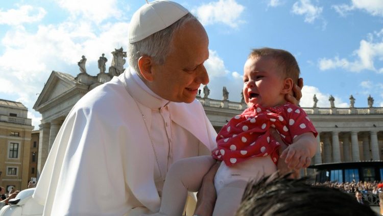 Leone XIV e una bambina