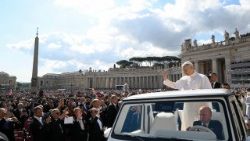 Ojciec Święty Leon XIV pozdrawiający wiernych podczas przejazdu papamobile