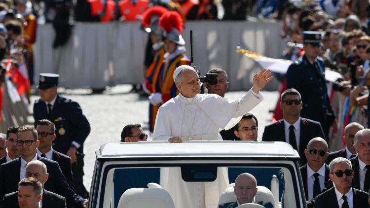 Papa Leone XIV sulla papamobile