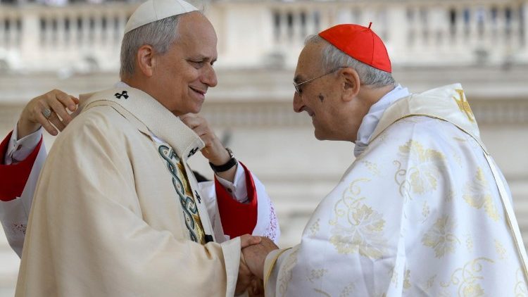 Kard. Mario Zennari nałożył paliusz Ojcu Świętemu