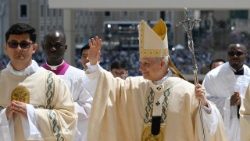 Leo XIV vid installationsmässan på Petersplatsen 