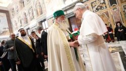 Leoni XIV në audiencë me delegacionet ekumenike e ndërfetare, Kryegjyshi botëror i bektashinjve, Haxhi Dede Edmond Brahimaj përshëndet Papën Prevost