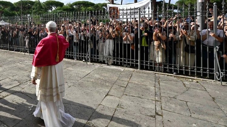 A Szent Pál-bazilika előtt is sokan várták a pápát