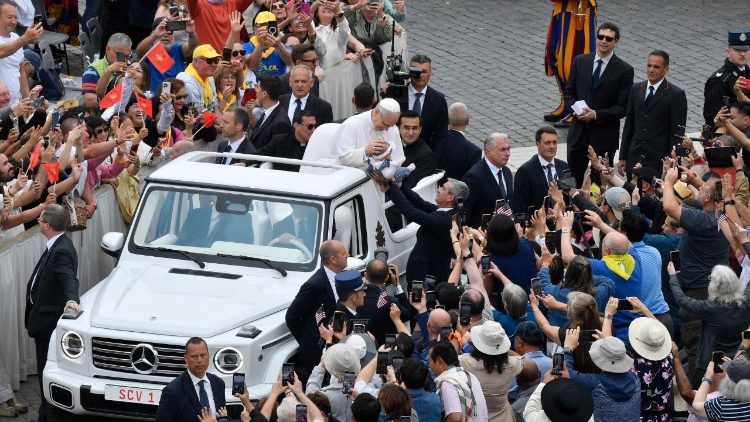 Pave Leo XIV i papamobilen på Peterspladsen ved onsdagens generalaudiens