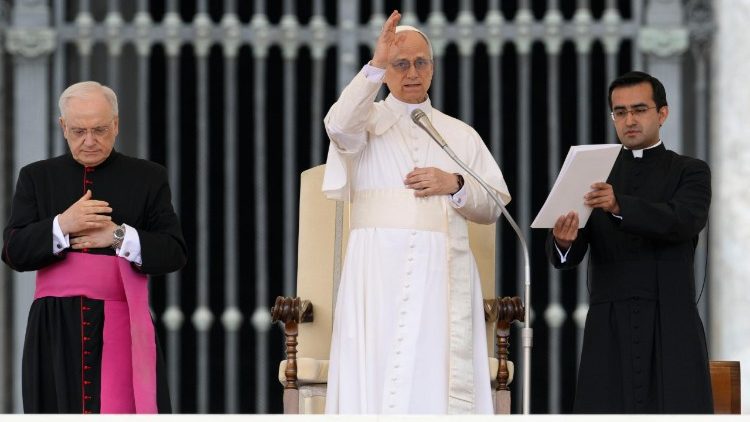 Leó pápa áldást ad