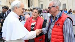 Papež Lev se seniory při jedné generální audienci na Svatopetrském náměstí