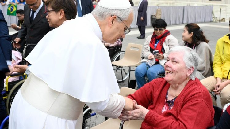 A pápa köszönti a betegeket