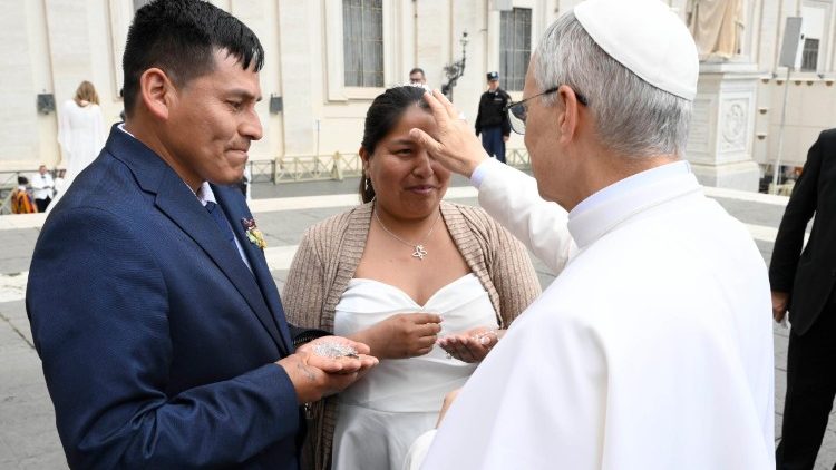Papa Francesco con una coppia di sposi novelli