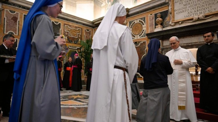 El Papa saluda a los participantes en la Asamblea General anual de las OMP.