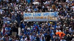 Wierni na Placu św. Piotra podczas Regina Caeli