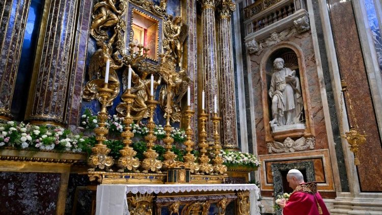 El Papa en oración ante la Salus Populi Romani
