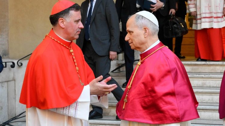 Papa akipokelewa na mkuu wa Kanisa la Bikira Maria Mkuu