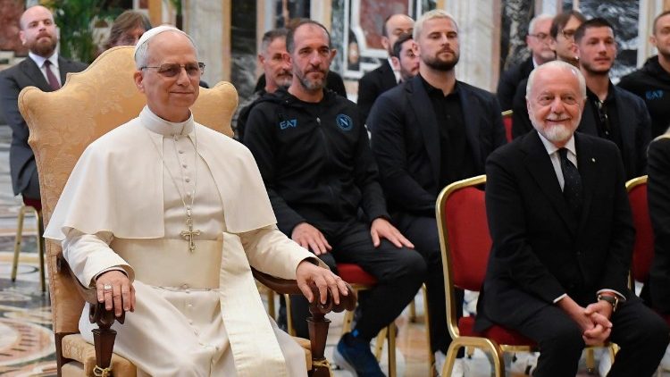 El Papa León XIV junto a los jugadores del Nápoles 