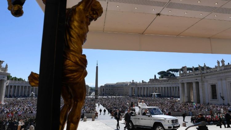 La jeep del Papa sul sagrato della Basilica Vaticana