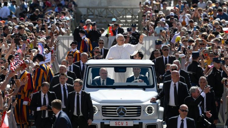 Il Papa in mezzo alla folla