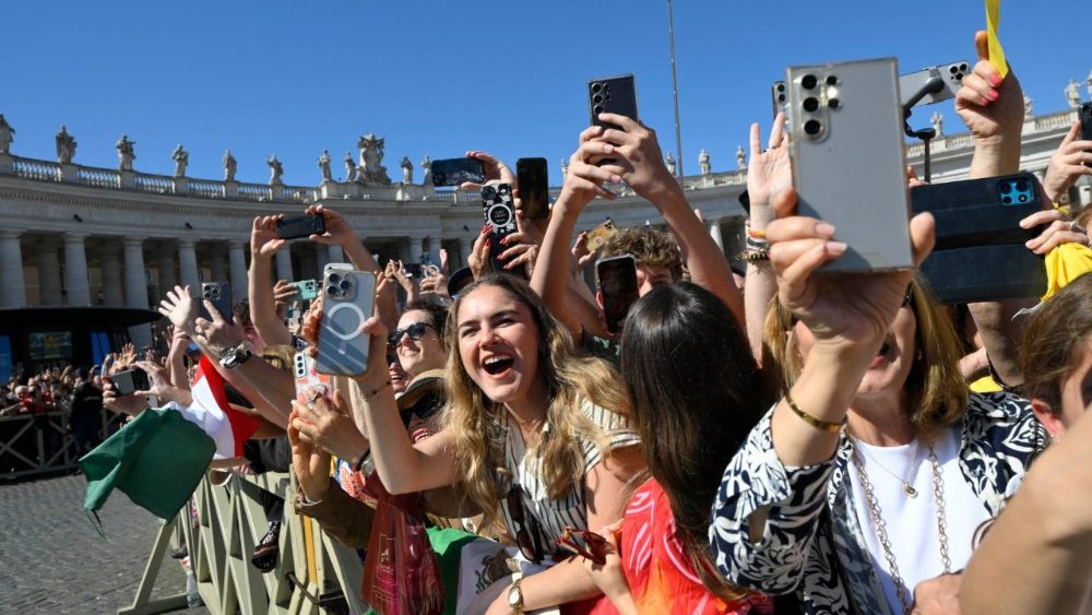 Les pèlerins place Saint-Pierre. 
