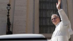 Papa Leão XIV durante Audiência Geral na Praça São Pedro