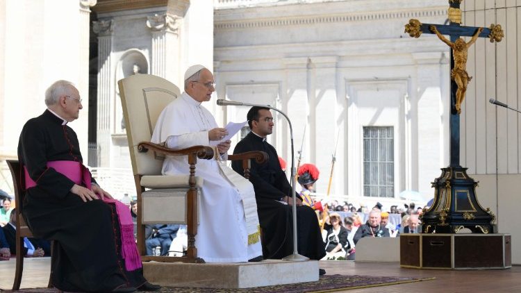 Papst Leo XIV. bei der Generalaudienz. Rechts neben ihm sein peruanischer Privatsekretär