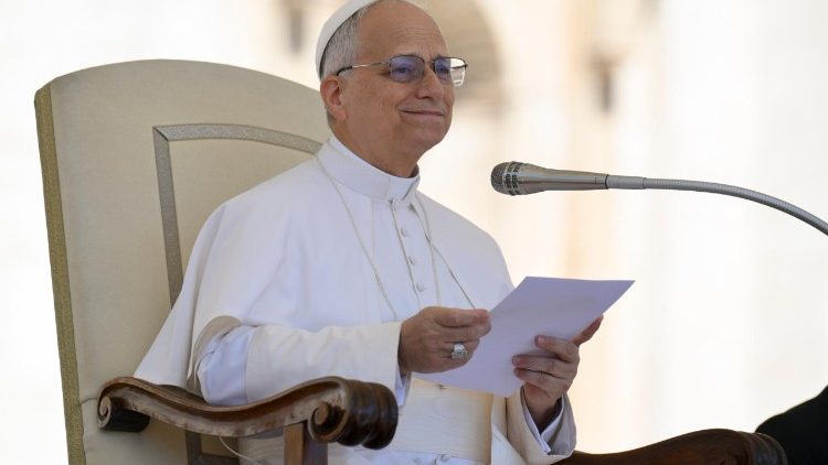 Papst Leo bei der Generalaudienz auf dem Petersplatz 