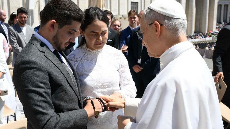 Bruna Silva e Luan Leal recebendo a bênção do Papa Leão após Audiência Geral, em 28 de maio de 2025