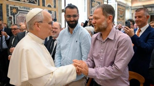 El israelí Maoz Inon y el palestino Aziz Sarah saludan al Papa León XIV en la Sala Clementina.
