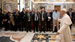 Il Papa con i membri dei Movimenti popolari per la pace