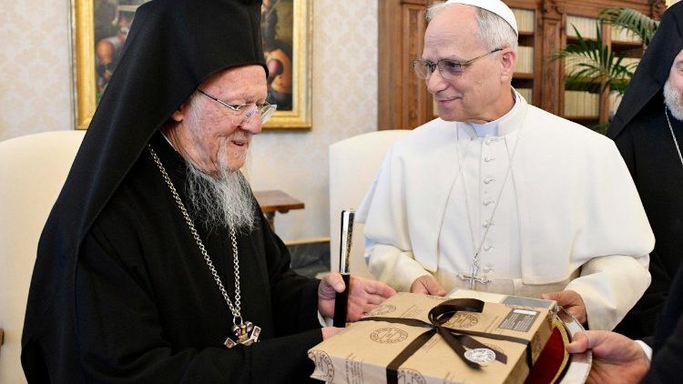 Leonas XIV ir Visuotinis patriarchas Baltramiejus Romoje 2025 m. gegužės 30 d.