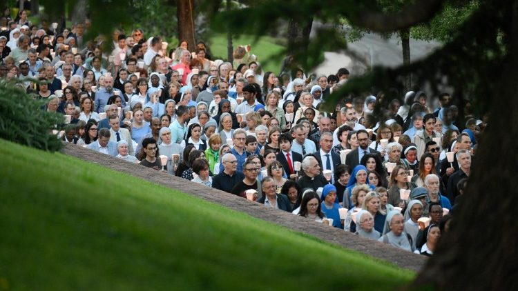 அன்னையின் திருத்தலம் ஒன்றில் கூடியுள்ள வியட்நாம் கிறிஸ்தவர்கள் 