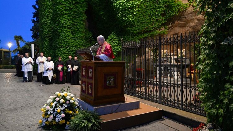 Um dos momentos da conclus&atilde;o do m&ecirc;s mariano diante da Gruta de Lourdes nos Jardins Vaticanos (Vatican Media)