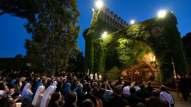 Молитва на броеницата във Ватиканските градини