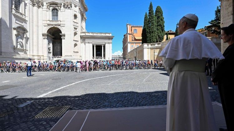 Papst Leo erwartet die Radsportler auf dem Platz der römischen Protomärtyrer