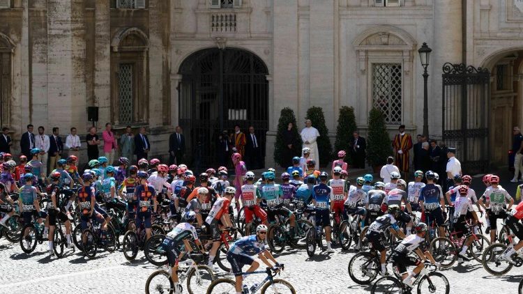 Paseo del Giro d'Italia por el Vaticano y bendición del Papa León XIV, domingo 1 de junio de 2025.
