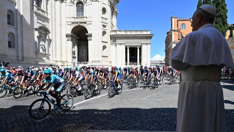 XIV. Le&oacute; p&aacute;pa k&ouml;sz&ouml;nti a versenyzőket