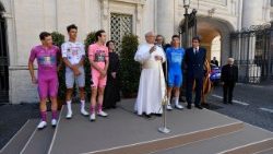 2025.06.01 Passaggio del Giro dâ  Italia e Benedizione di Papa Leone XIV