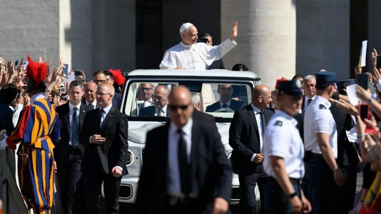 Լեւոն ԺԴ, կ՛ողջունէ եւ կ՛օրհնէ ուխտաւորները 