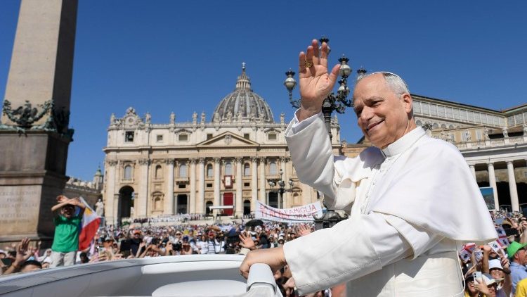 A pápa köszönti a híveket