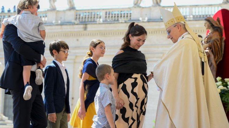 Papa Leão com um casal e seus filhos, durante a Missa do Jubileu das Famílias, das Crianças, dos Avós e dos Idosos (Vatican Media)