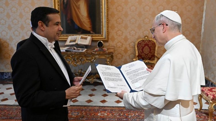 O novo embaixador da Rep&uacute;blica Dominicana junto &agrave; Santa S&eacute; com o Pont&iacute;fice