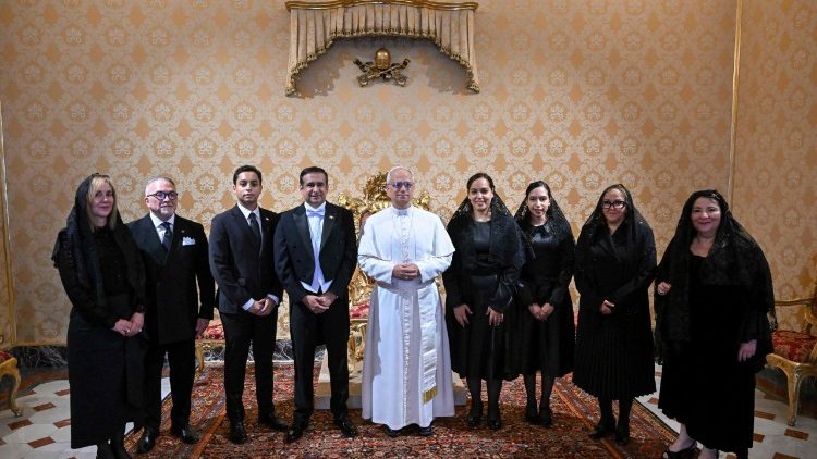 El flamante embajador de la República Dominicana ante la Santa Sede y séquito junto al Papa León XIV, martes 3 de junio de 2025.
