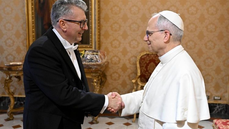O novo embaixador da Austr&aacute;lia junto &agrave; Santa S&eacute; com o Papa Le&atilde;o XIV