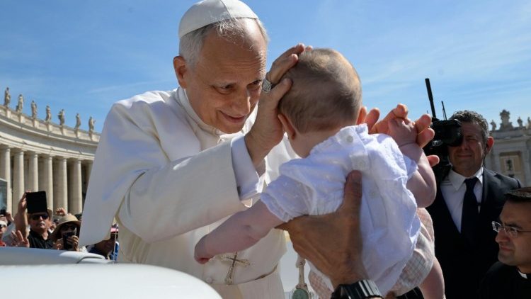 Leone XIV mentre benedice un bambino