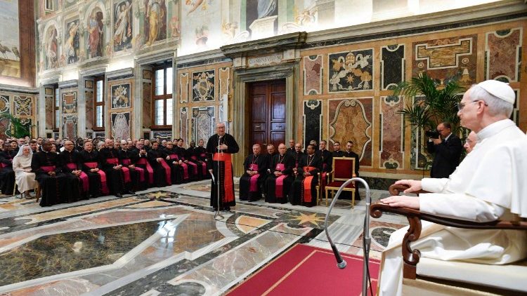 A Secretaria do Papa é formada por 246 pessoas de consagrados a leigos