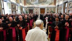 Papež Lev XIV. přichází na audienci do Klementinského sálu Apoštolského paláce