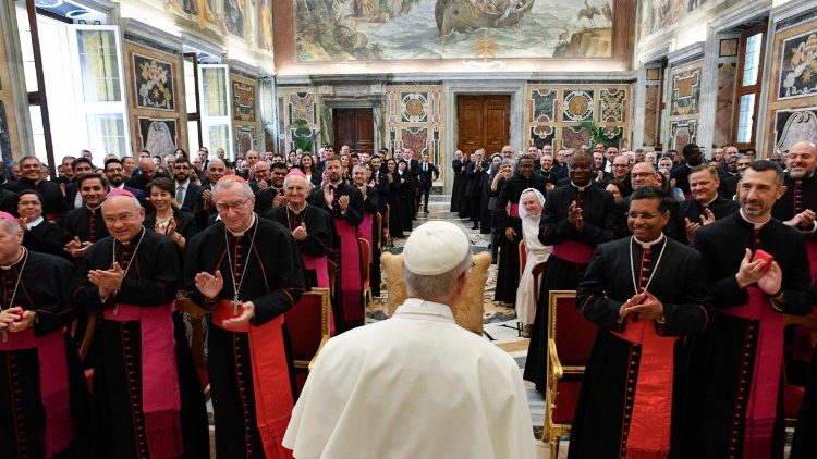 Papež Lev XIV. přichází na audienci do Klementinského sálu Apoštolského paláce