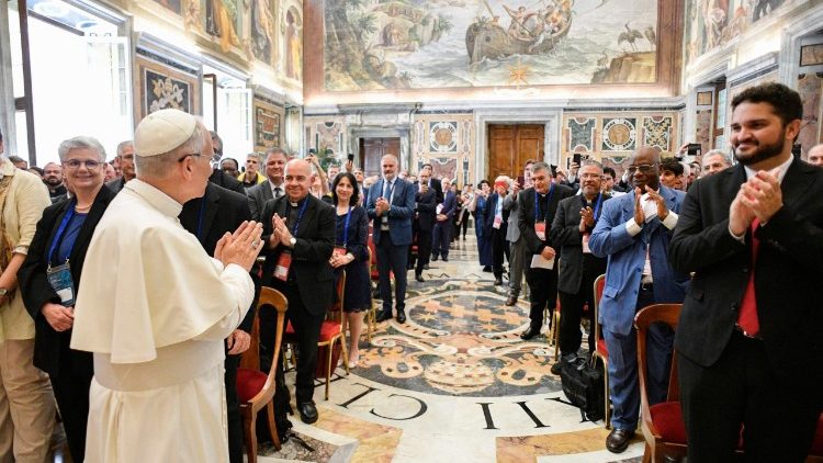 Leó pápa az egyházi mozgalmak képviselőit fogadja