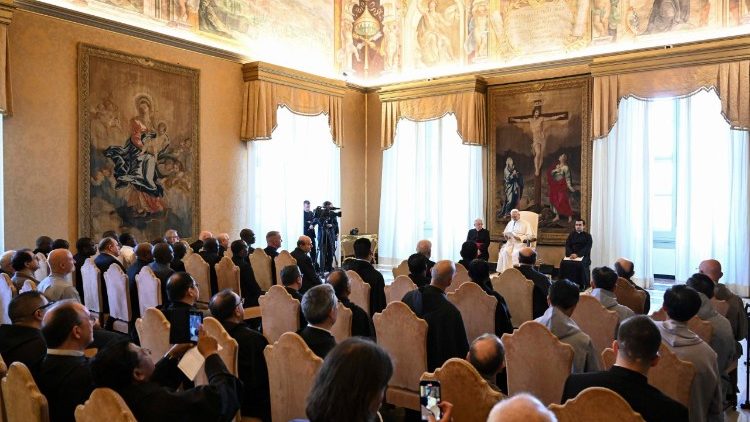 तीन धर्मसमाजों के प्रतिनिधियों को संबोधित करते हुए संत पापा लियो 14वें 