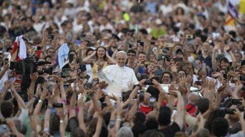 Papa Leone XIV tra i fedeli in piazza San Pietro
