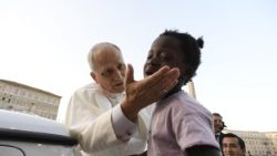 സായാഹ്‌ന പ്രാർത്ഥനയ്ക്കായി എത്തിയ പാപ്പാ ഒരു കുരുന്നിനെ ആശീർവദിക്കുന്നു 