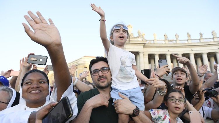 Đức Th&aacute;nh Cha chủ sự buổi Canh thức vọng Ch&uacute;a Th&aacute;nh Thần hiện xuống 